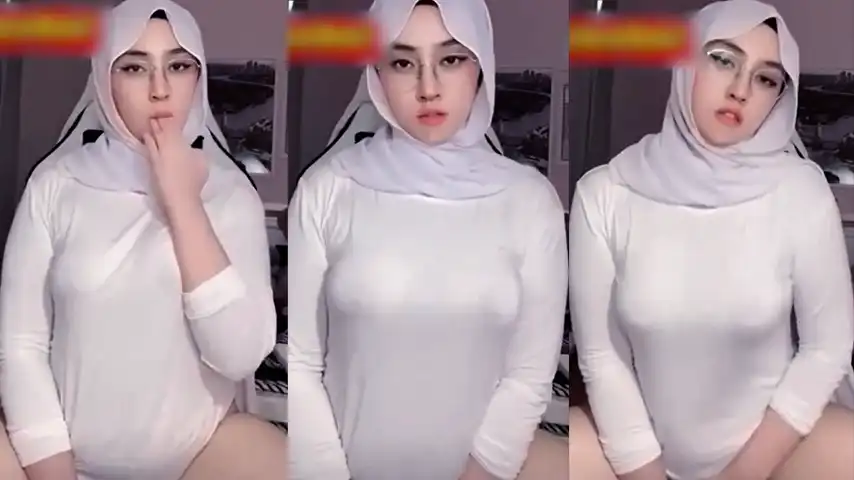 ABG Jilbab Putih Colmek Dikursi Gaming