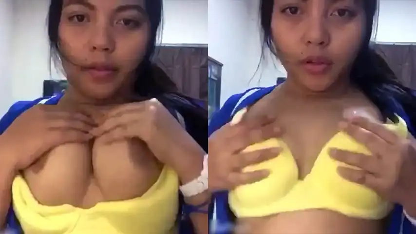 ABG Manis BH Kuning Pamer Tetek