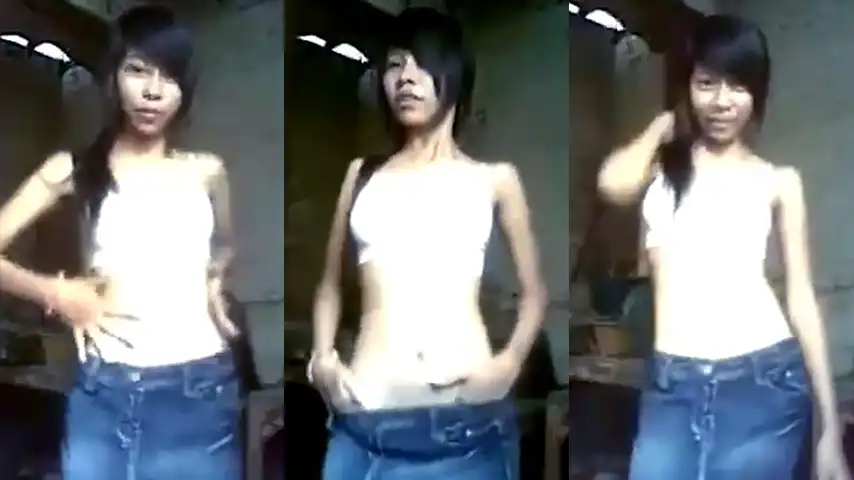 Cewe Mungil Bra Putih Banyak Tingkah