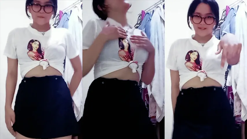 Elya Bocil Tiktoker Kacamata Joget