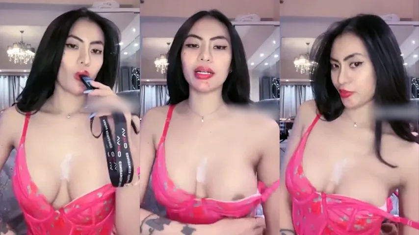 Host Cantik Goyang Striptis Uting Coklat