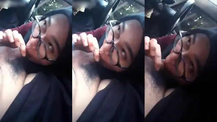 Jilbab Hitam Sepong Kontol Dimobil