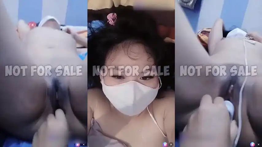 Tante Dicolmekin Pake Alat Kosmetik