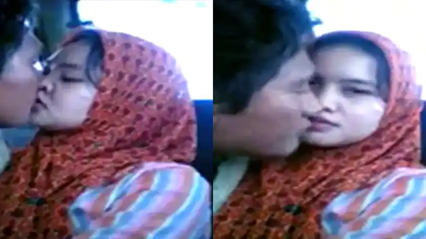 Tante Jilbab Ciuman Mesra Didalam Mobil