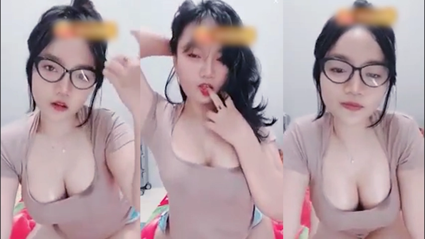 Tante Montok Toket Berminyak Godain Pascol