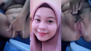 Viral Hijab Pink Cantik Sange di Toilet